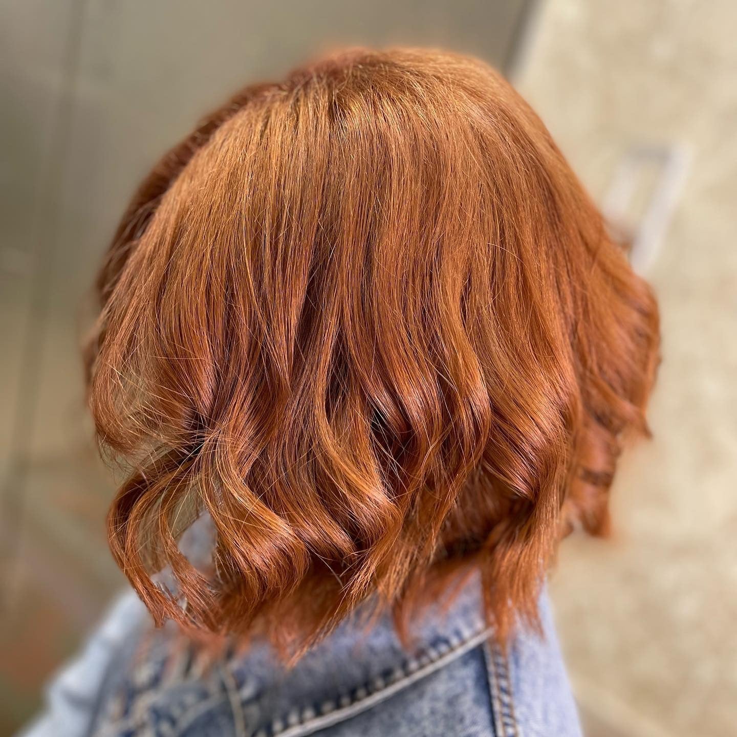 7. gekräuselte mittelgroße Haare in Aprikosenkupfer (Ingwer Haarfarbe)