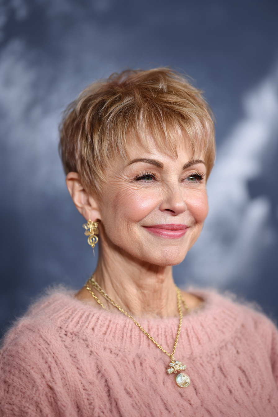 4. Roségold -sich verjüngende Pixie (sehr kurze Frisuren für Frauen über 50) - Sehr kurze Frisuren für Frauen über 50