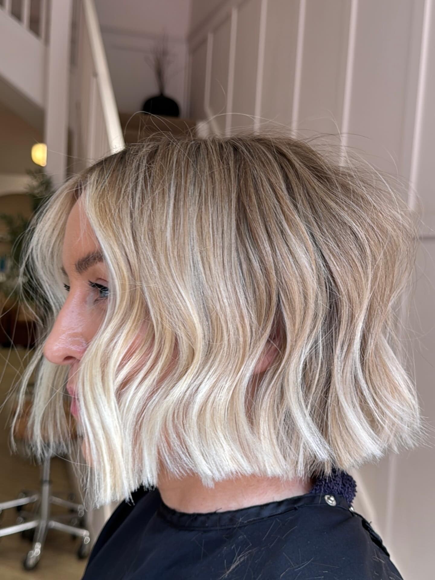 8. Icy Blonde Blunt Bob (kurzes, unordentliches Haar für Frauen)
