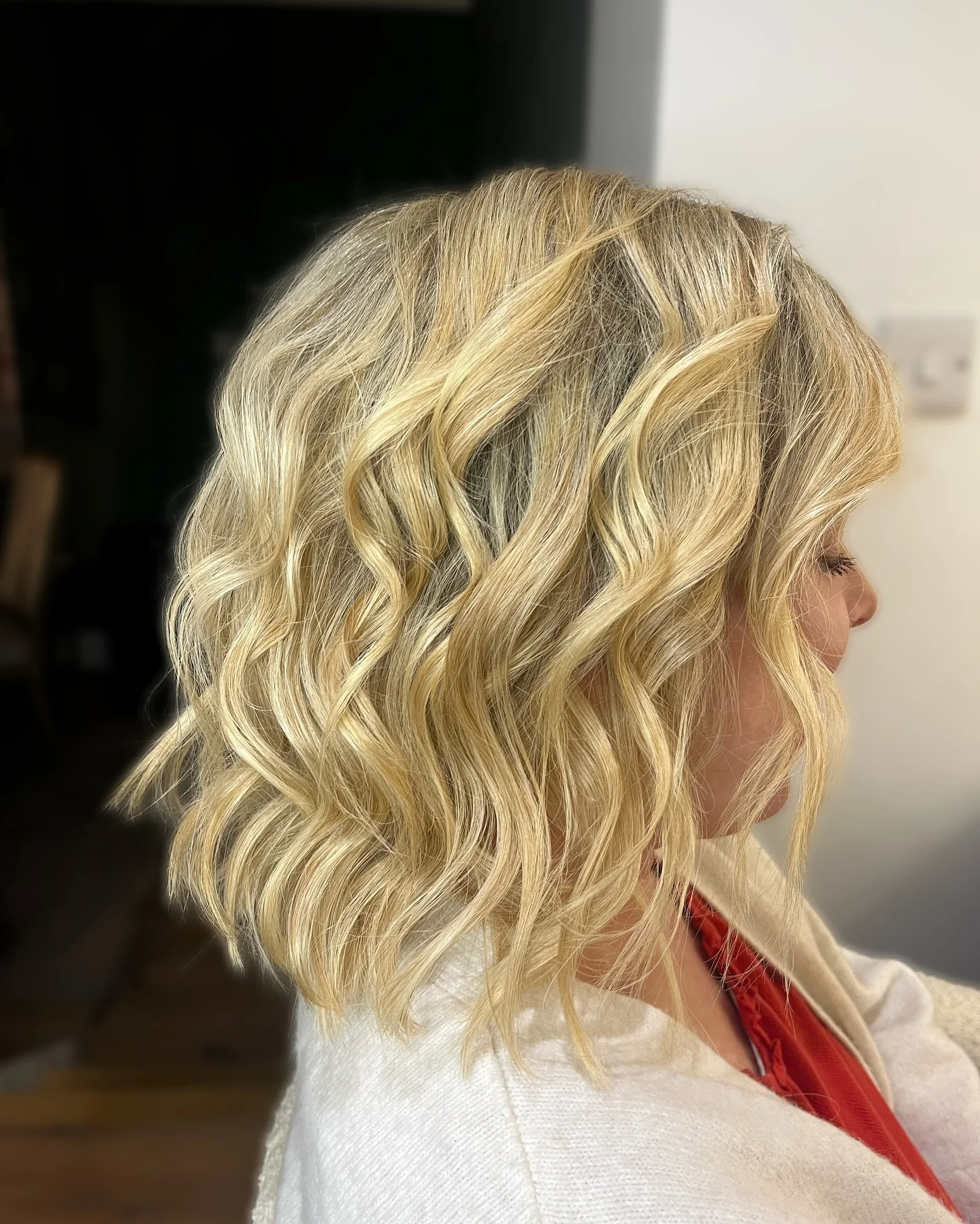 6. Goldener gewellter Bob mit geformter Definition (zerzauste Frisuren)