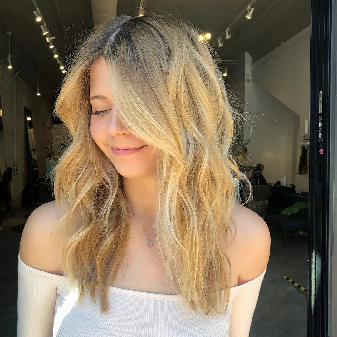 3. Goldene, sonnenverwöhnte Strandwellen (zerzauste Frisuren)