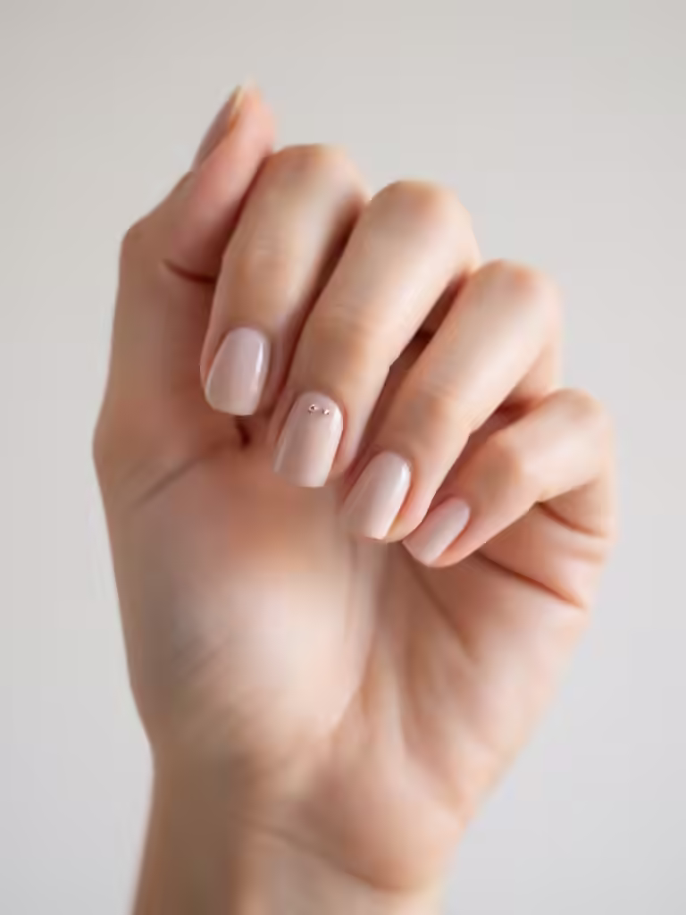 einzelner zentrierter minimalistischer Nagelpunkt