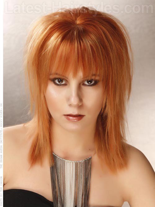     Punkrock-Prinzessinnen mit roten Stufenfrisuren