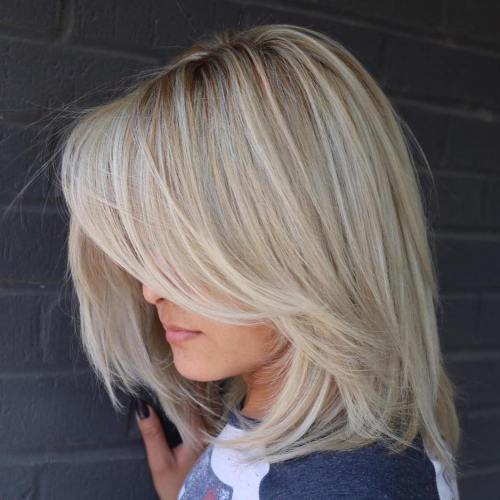 Langer, geschichteter blonder Balayage-Bob