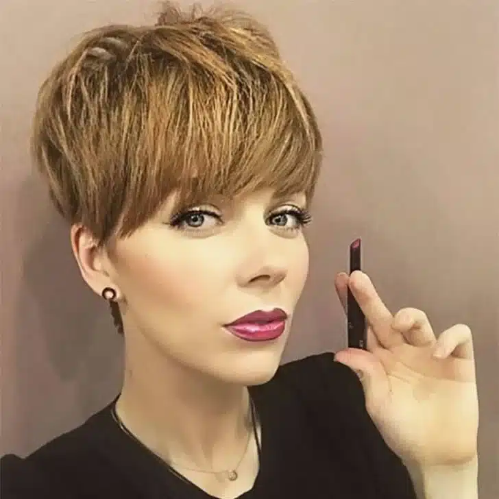 Blonder strukturierter Pixie