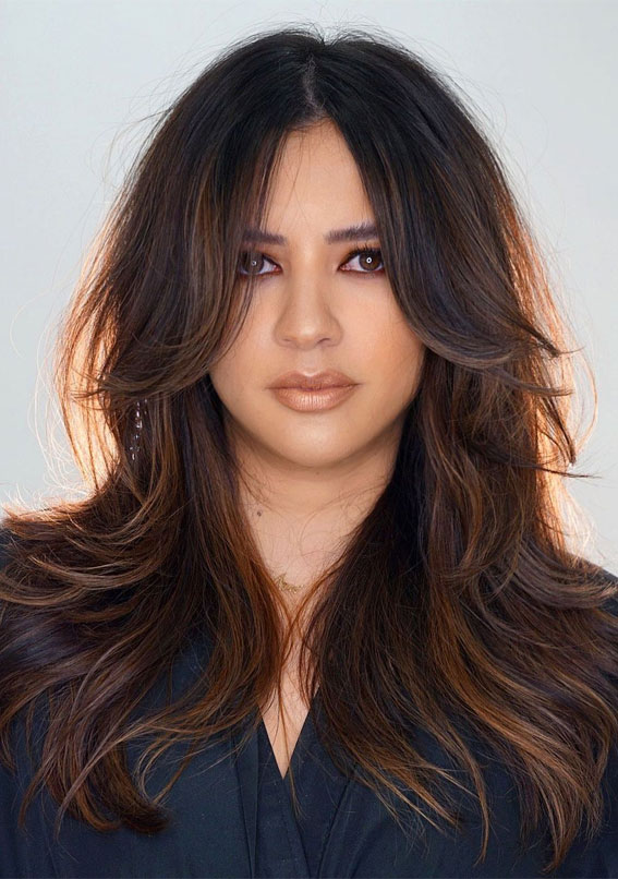 Kastanienbraune lange Schichten mit Curtain Bangs – warmer und schmeichelhafter Stil