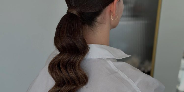 18 Brautjungfernfrisuren für sofortige Hochzeitsglam