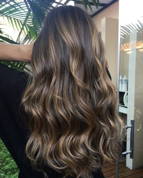 Dark Golden Blonde hebt Balayage hervor