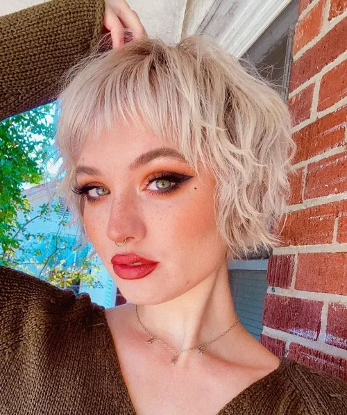 Unordentlicher Bob mit kurzem, gewölbtem Pony