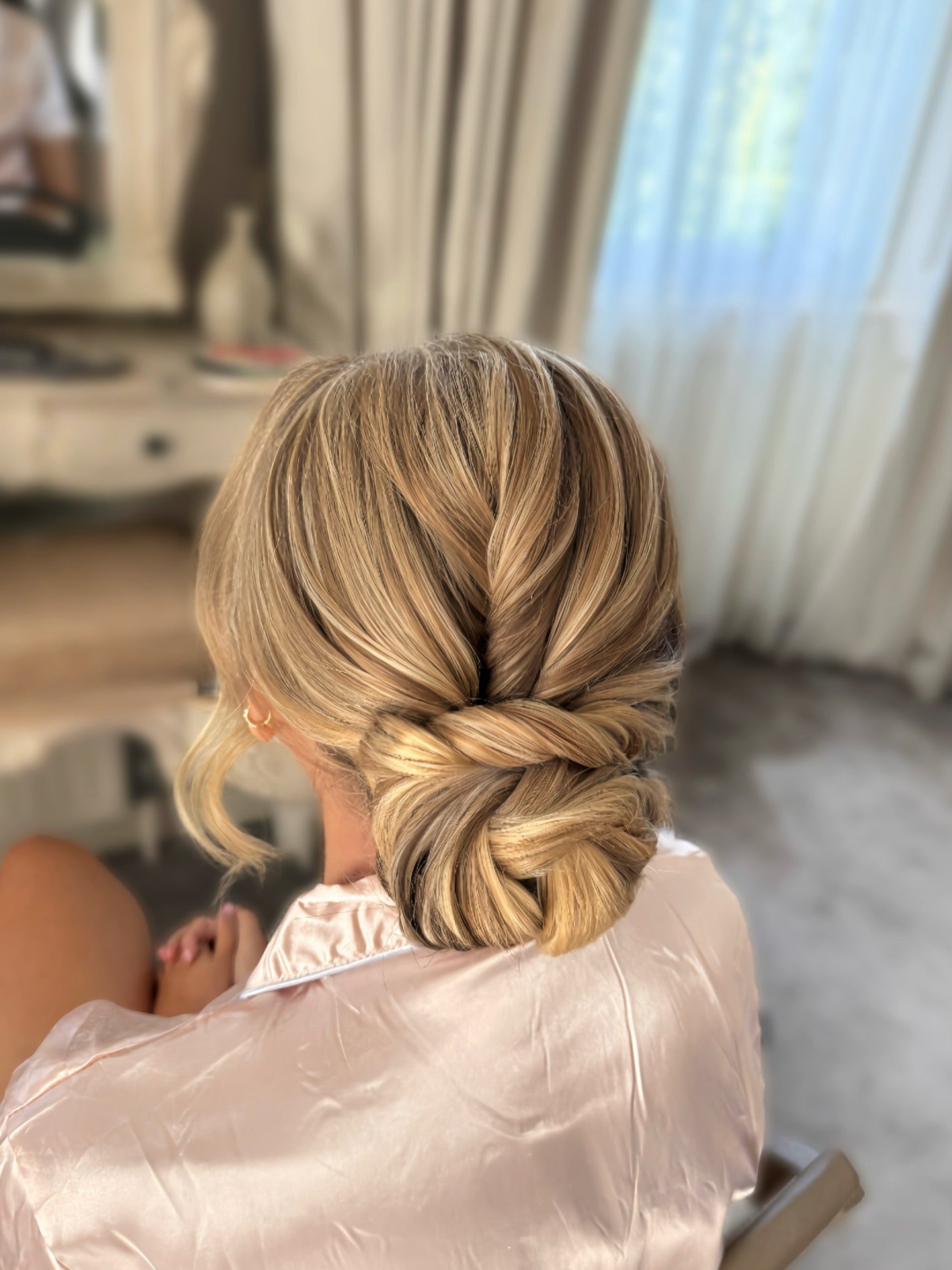 18. Geflochtenes niedriges Brötchen in dimensional goldenen Blonde (Brautjungfernfrisuren)