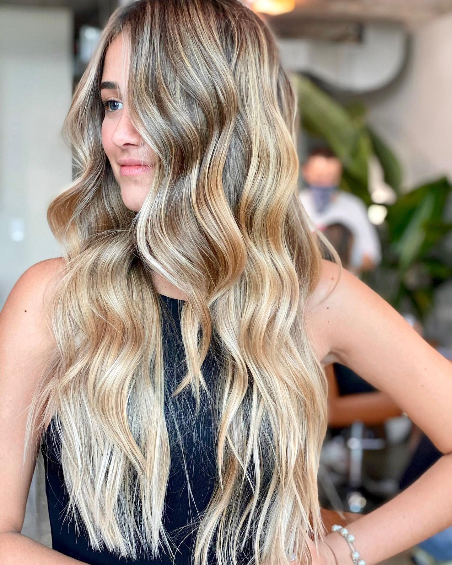 18. Helles Sandbalayage mit langen Wellen (sandige Haarfarbe)