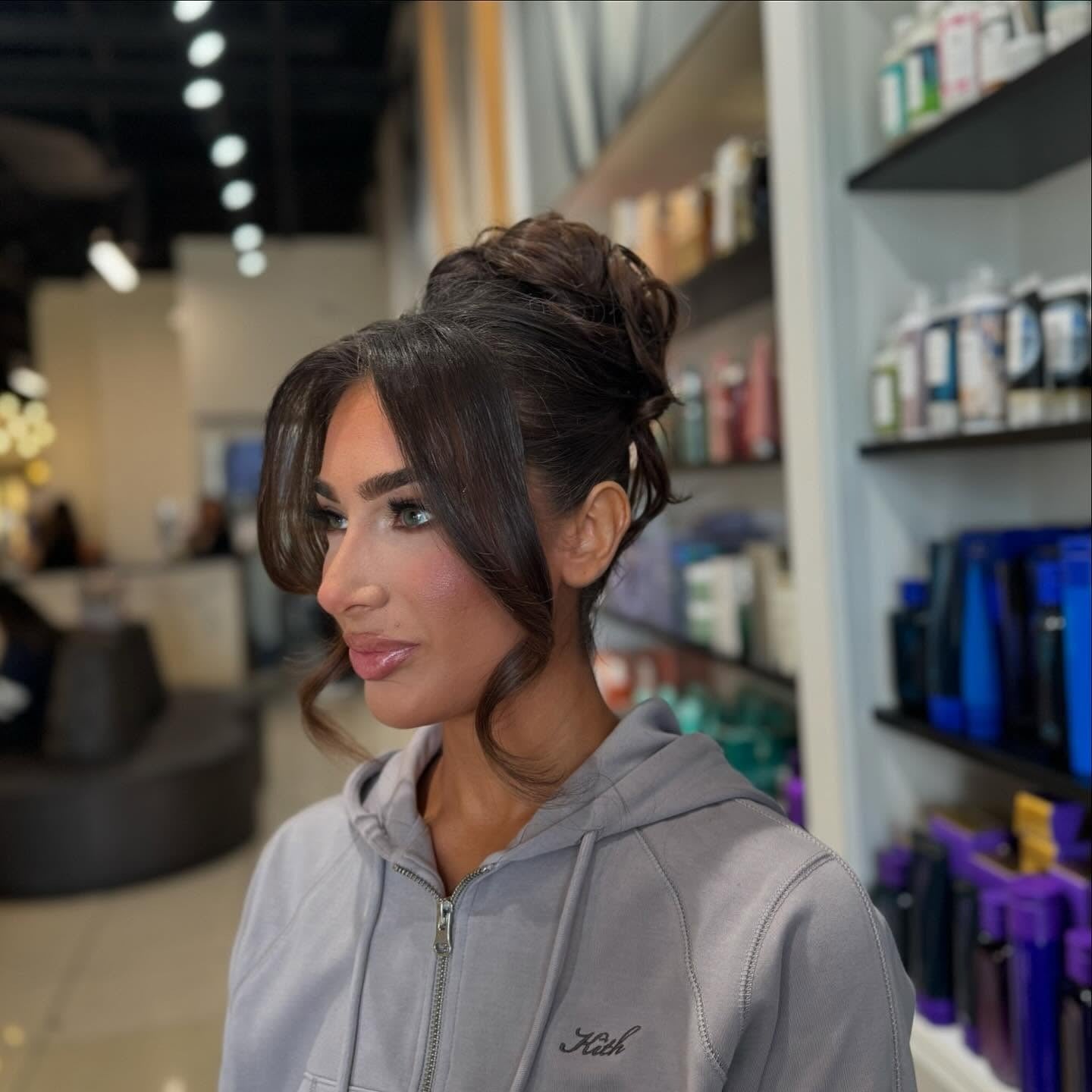 18. Brünette voluminöses Hochbrötchen mit Gesichtsschichten (Hochsteckfrisuren)