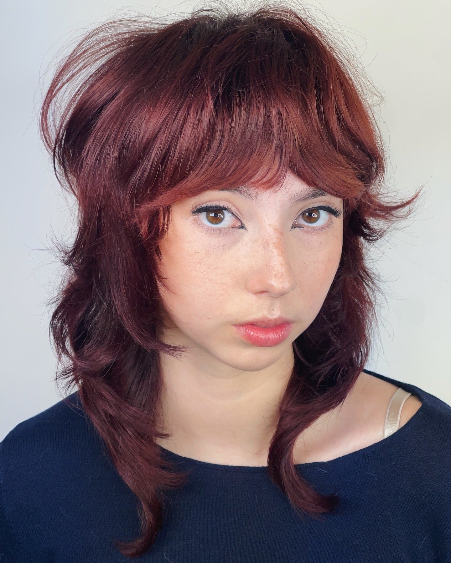 18. Burgunderhag mit runden Schichten und sich verjüngten Enden (Shaggy Bob Frisuren)