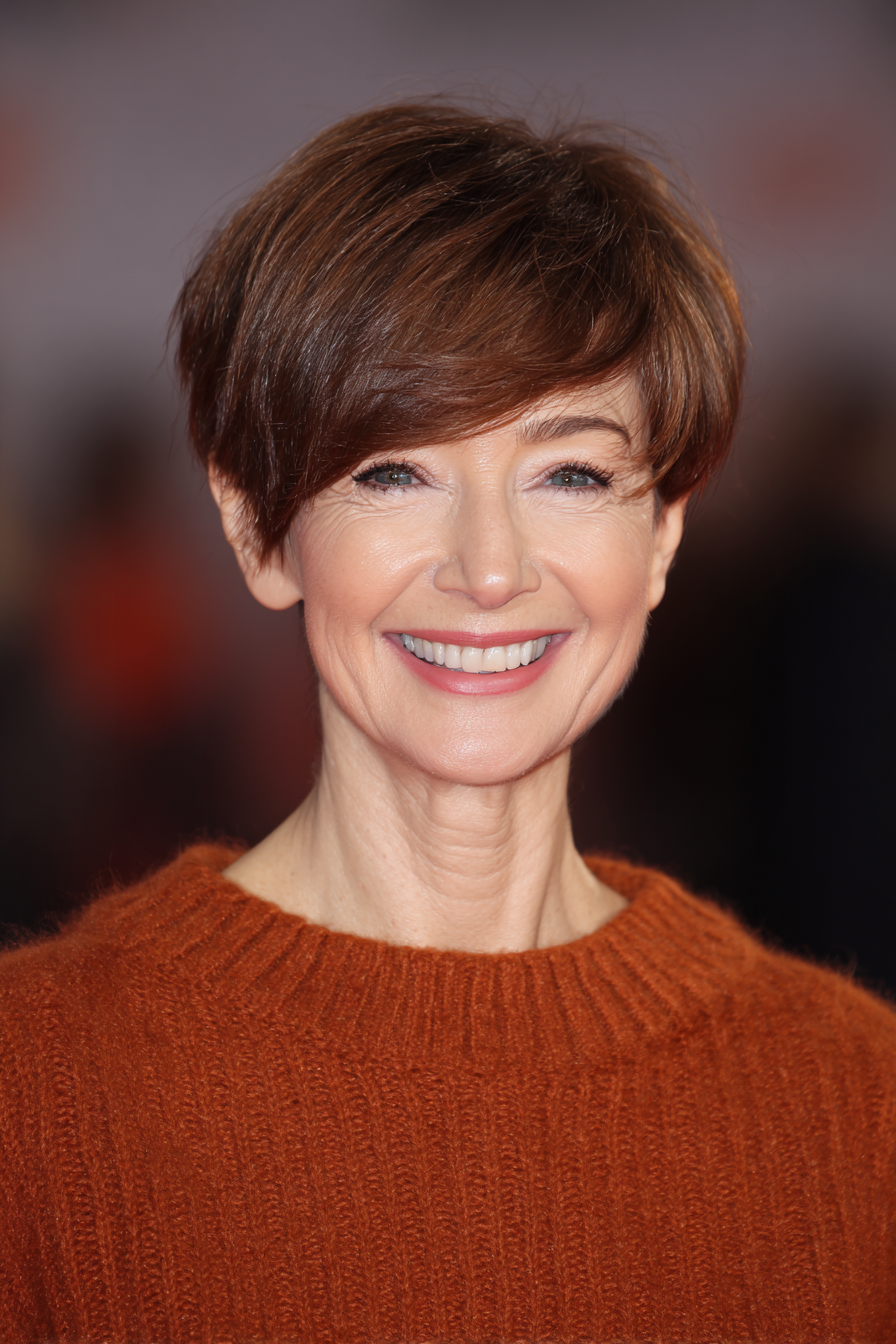 18. Kastanienpixie mit Seitenweiterung (Herbsthaarschnitte für Frauen über 50) - Herbsthaarschnitte für Frauen über 50