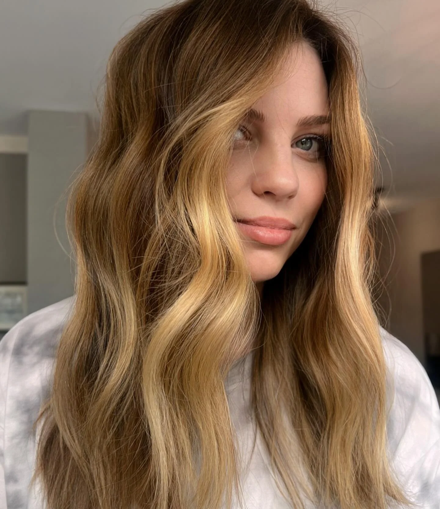 18. Klassisches Honigbraun mit sanft geformten Längen (Honighaarfarbe)