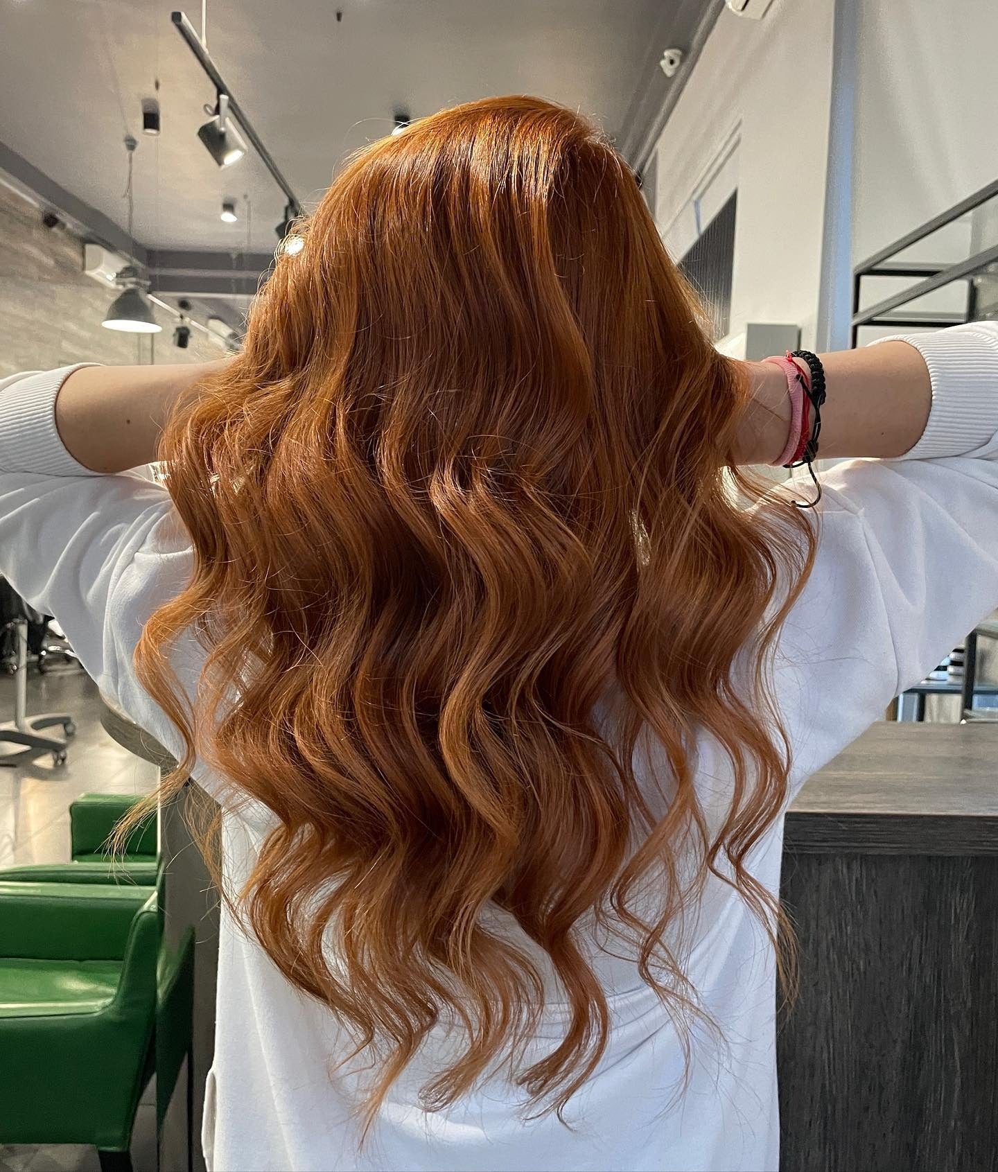 18. Kupfer-Cinnamon Gloss auf langweiligen Locken (Zimthaarfarbe)