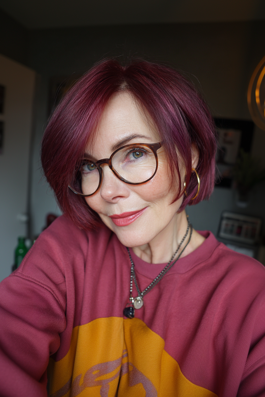 18. Dark Himbeer French Bob (kurze Frisuren für Frauen über 50 mit Brillen) - kurze Frisuren für Frauen über 50 mit Brille