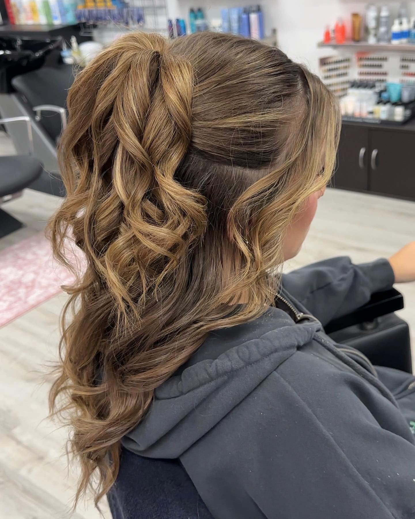 18. Halb-up-Kurbeten Pony mit Karamellschichten (Abschlussballfrisuren)