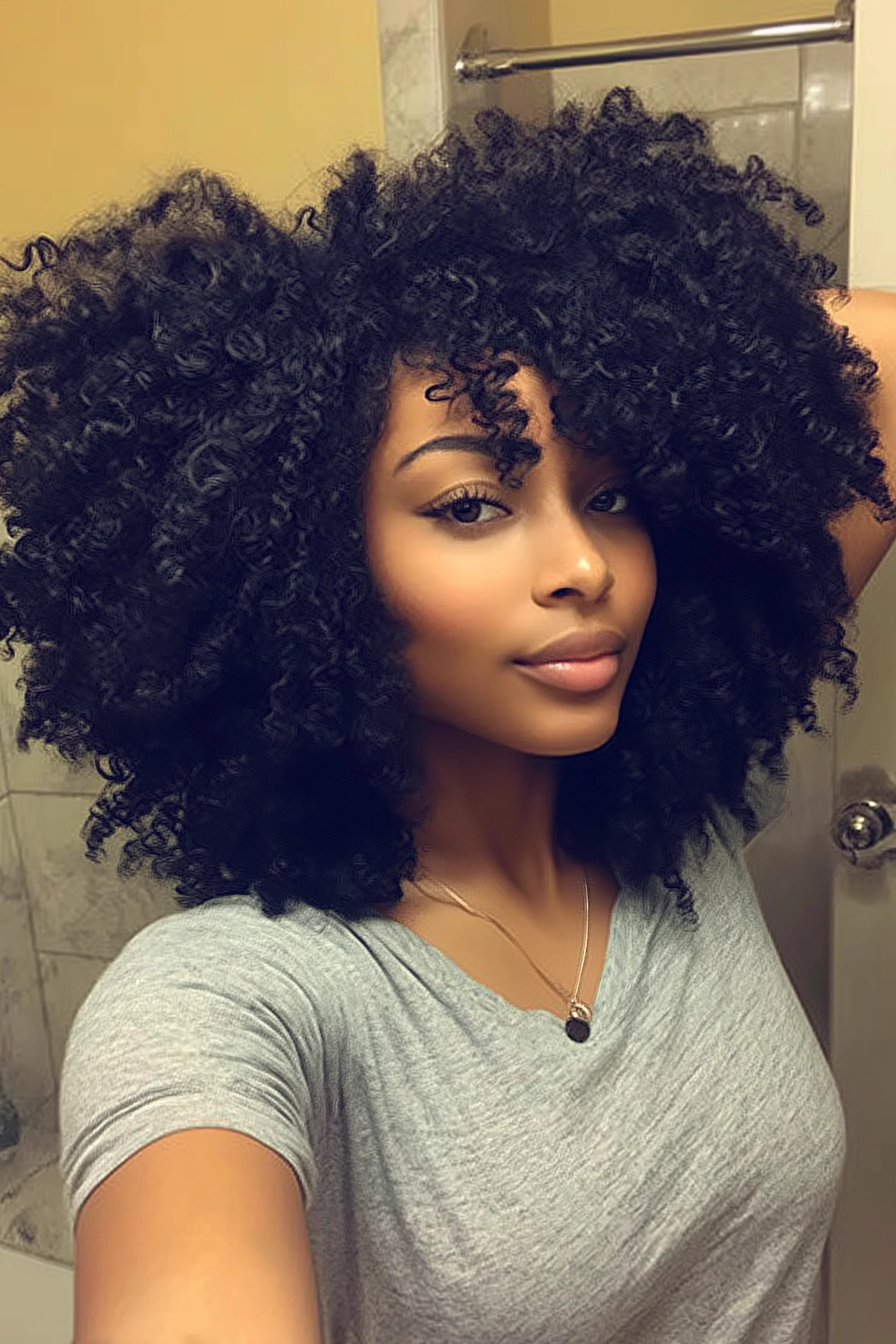 18. Natürliches schwarzes geschichtetes Kronenvolumen (geschichtete lockige Frisuren) – geschichtete lockige Frisuren