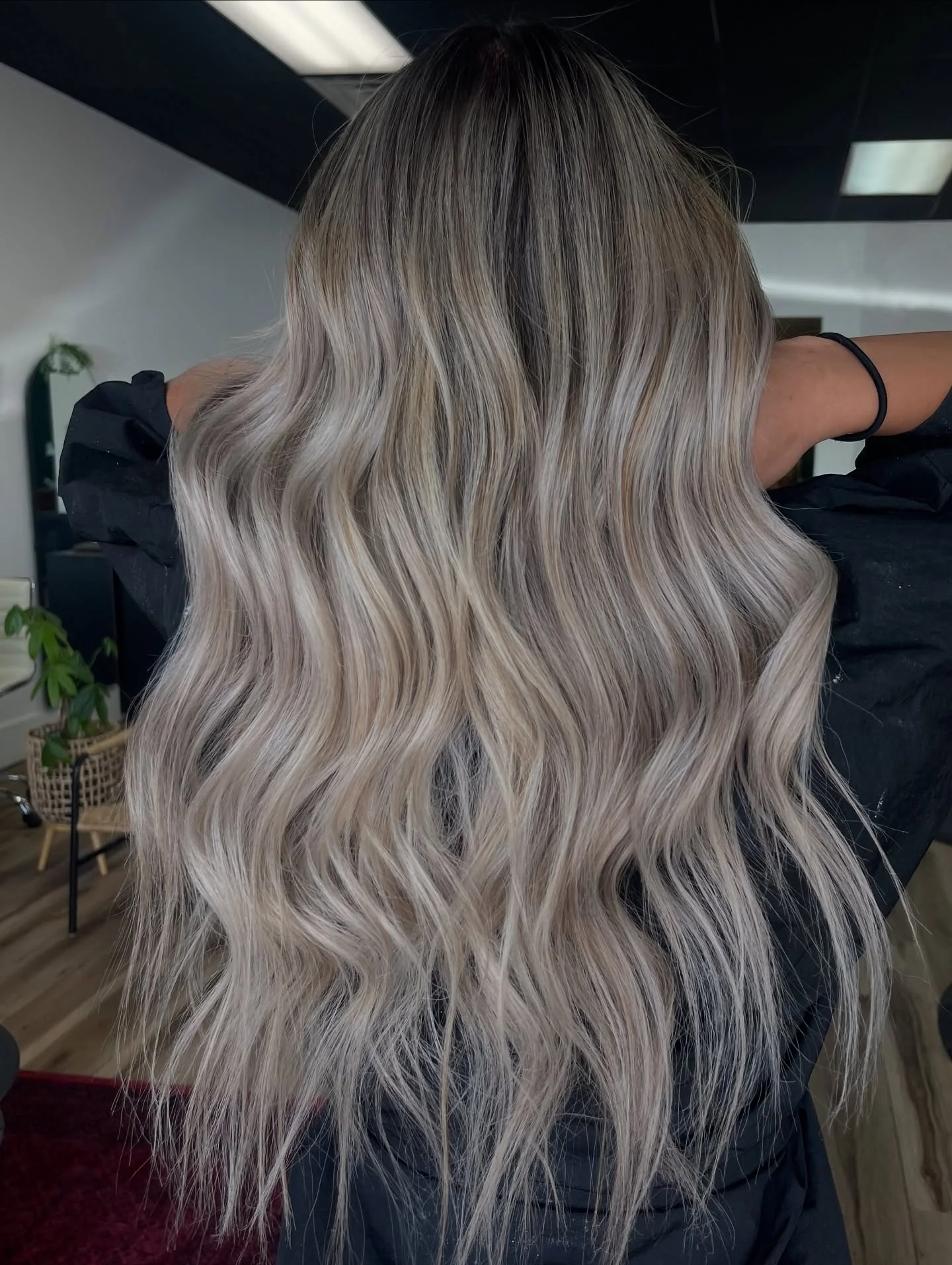 18. Rauchige, aschblonde Wurzelschmelze mit hellen Money-Piece-Wellen (aschblonde Haarfarbe)