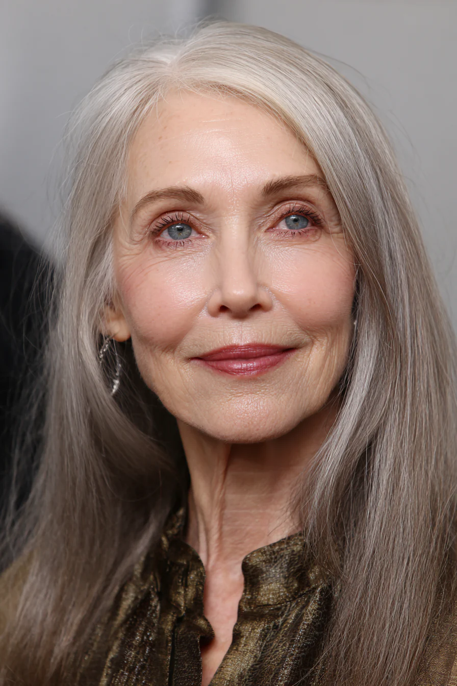 18. Gerader Schnitt mit pilzbraunem Glanz (lange Frisuren für Frauen über 60 mit dünnem Haar) – Lange Frisuren für Frauen über 60 mit dünnem Haar