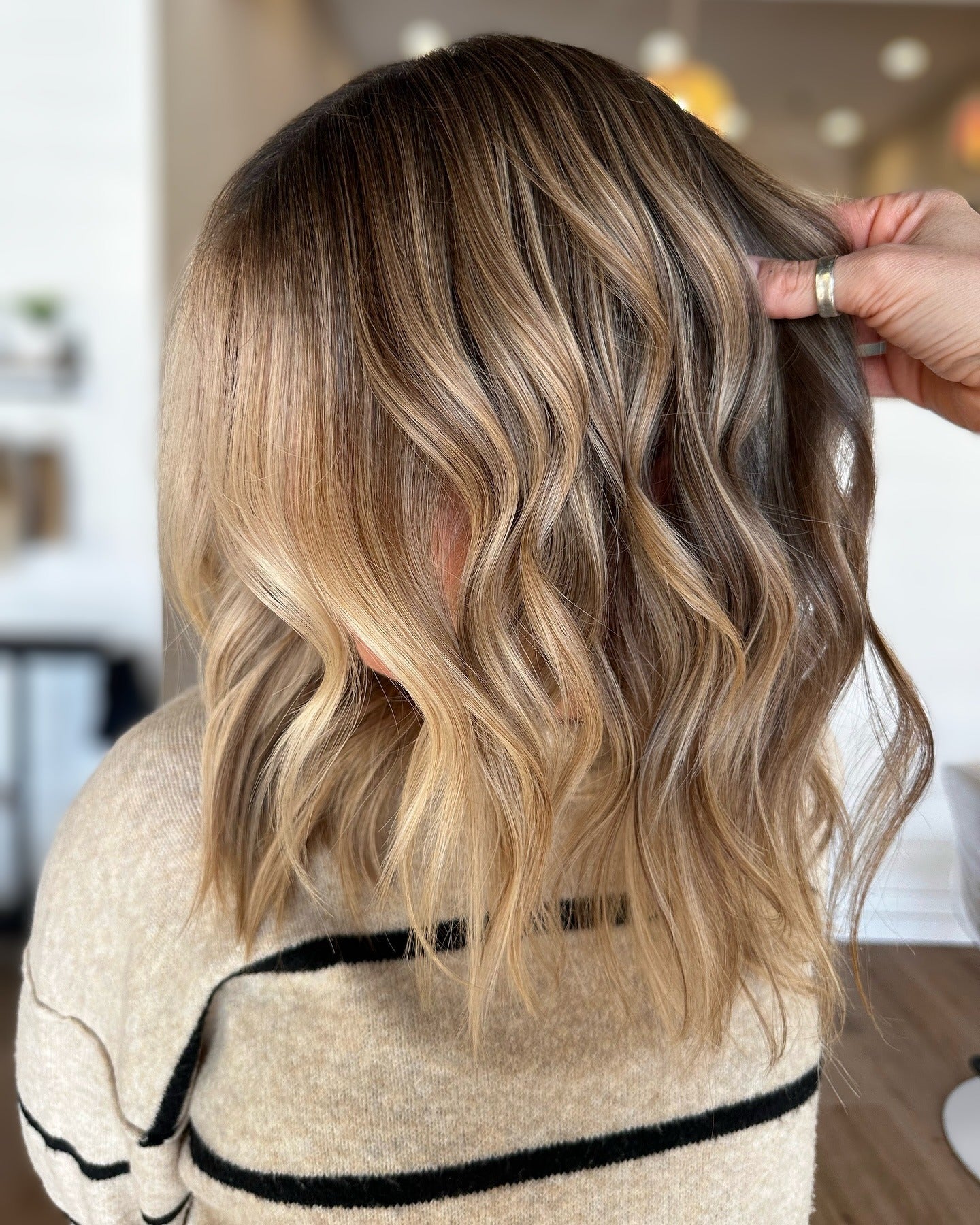 18. Warmes Sandlob mit strukturiertem Körper (sandige blonde Haarfarbe)