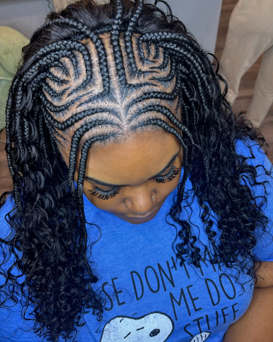 Göttin füttert in Zöpfen und Locken