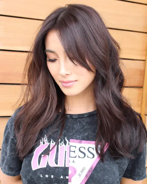 Natürlich aussehende braune Frisur