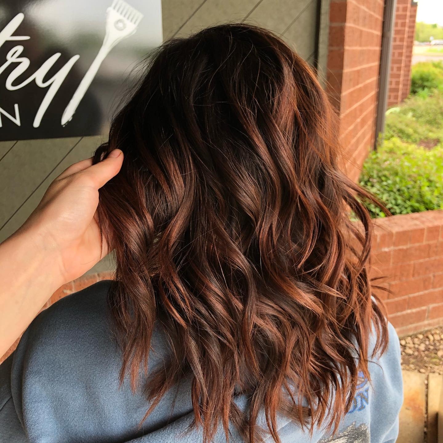 19. Deep Cinnamon Balayage auf strukturiertem Lob (Zimthaarfarbe)