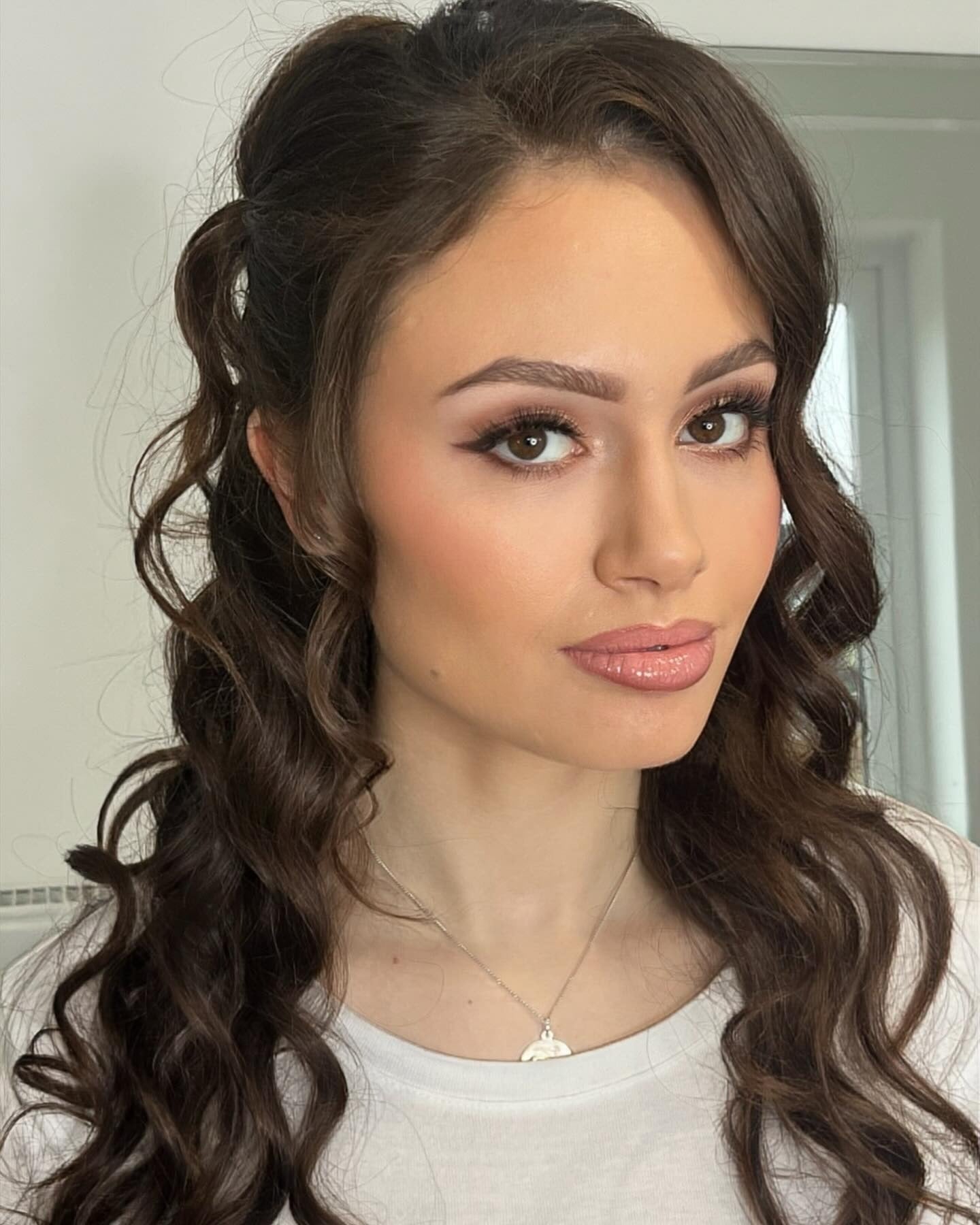 19. Definierter Ringlet-Halb-up-Stil mit Espresso-Brown (Prom Frisuren)