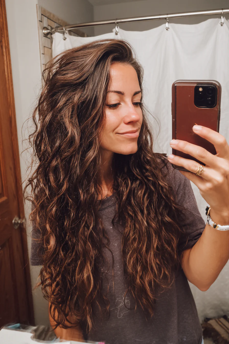 19. Mittelbraune Locken mit unsichtbaren Schichten (lange lockige Haarschnitte) – Lange lockige Haarschnitte