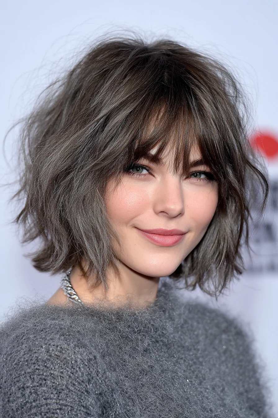 19. Unordentlicher geschichteter Bob mit rauchgrauen Fransen (Bob-Frisuren mit Pony) – Bob-Frisuren mit Pony
