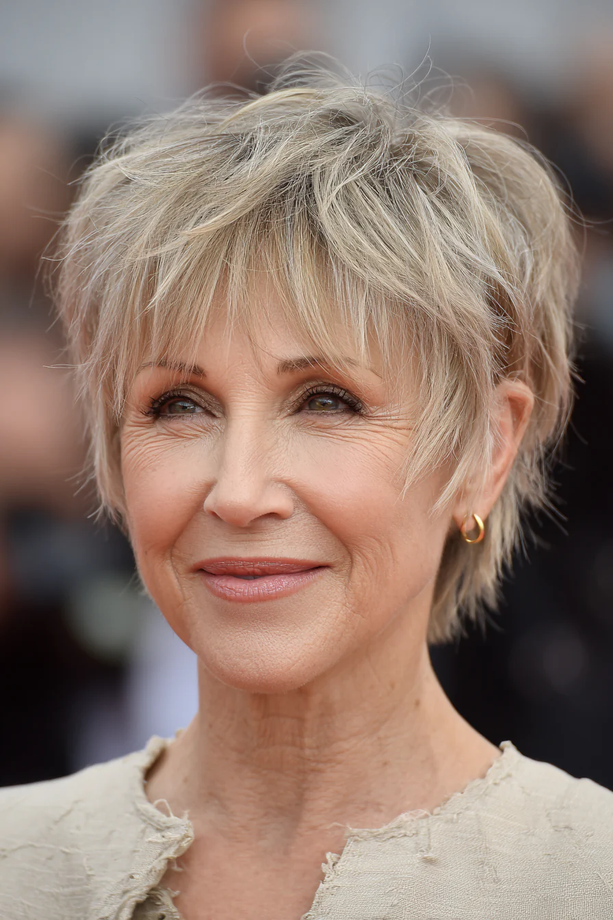 19. Kurzer Rasiermesserschnitt mit neutralem Blond (Kurze, unordentliche Frisuren für Frauen über 50) – Kurze, unordentliche Frisuren für Frauen über 50