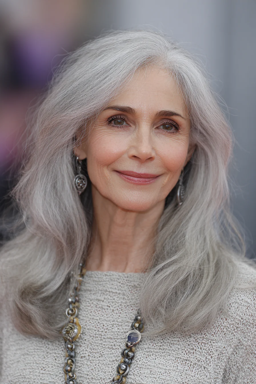 19. Dezente, das Gesicht umrahmende Schichten in Perlgrau (Beste lange Frisuren für Frauen über 60) – Beste lange Frisuren für Frauen über 60