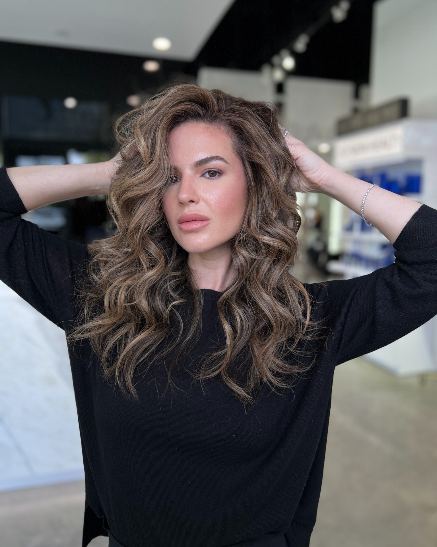 19. Voluminöse Kastanien -Locken mit Zimtakzenten (hellbraunes Haar mit Highlights)