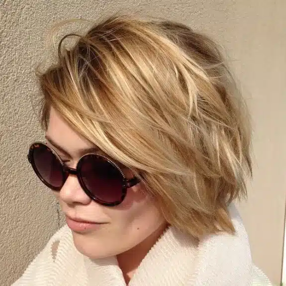 Zeitlose Eleganz: 28 atemberaubende, geschichtete Bob -Frisuren 2-Blonde-Choppy-Bob-With-Highlights