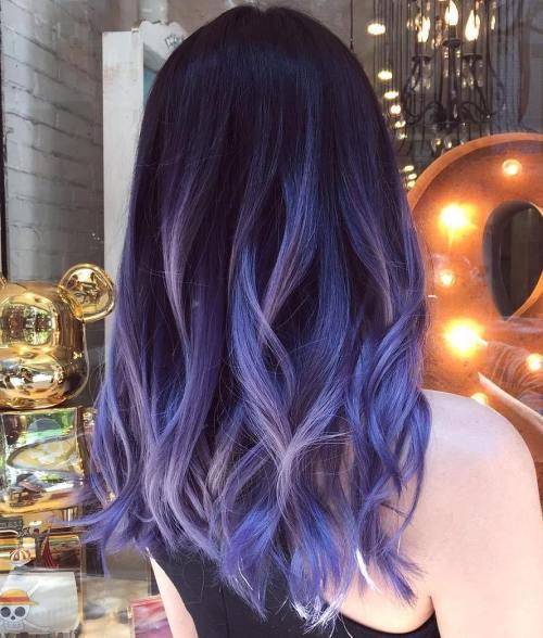 Blau und pastellvolettes Balayage