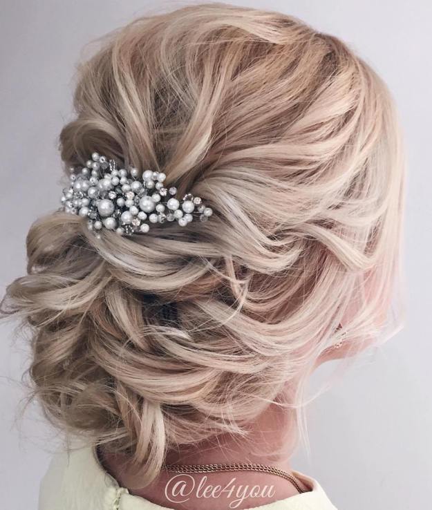 26 Hochzeitshaar Hochsteckfrisuren für elegante Bräute Lose Hochhuste mit niedrigem blonden Hochsteckfrisur