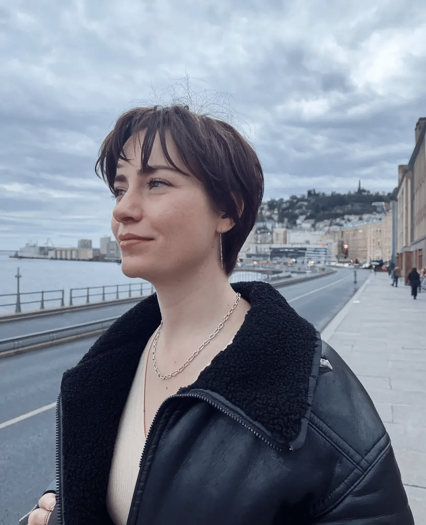 2. Unordentlicher weicher Pixie mit dezenten Fransen