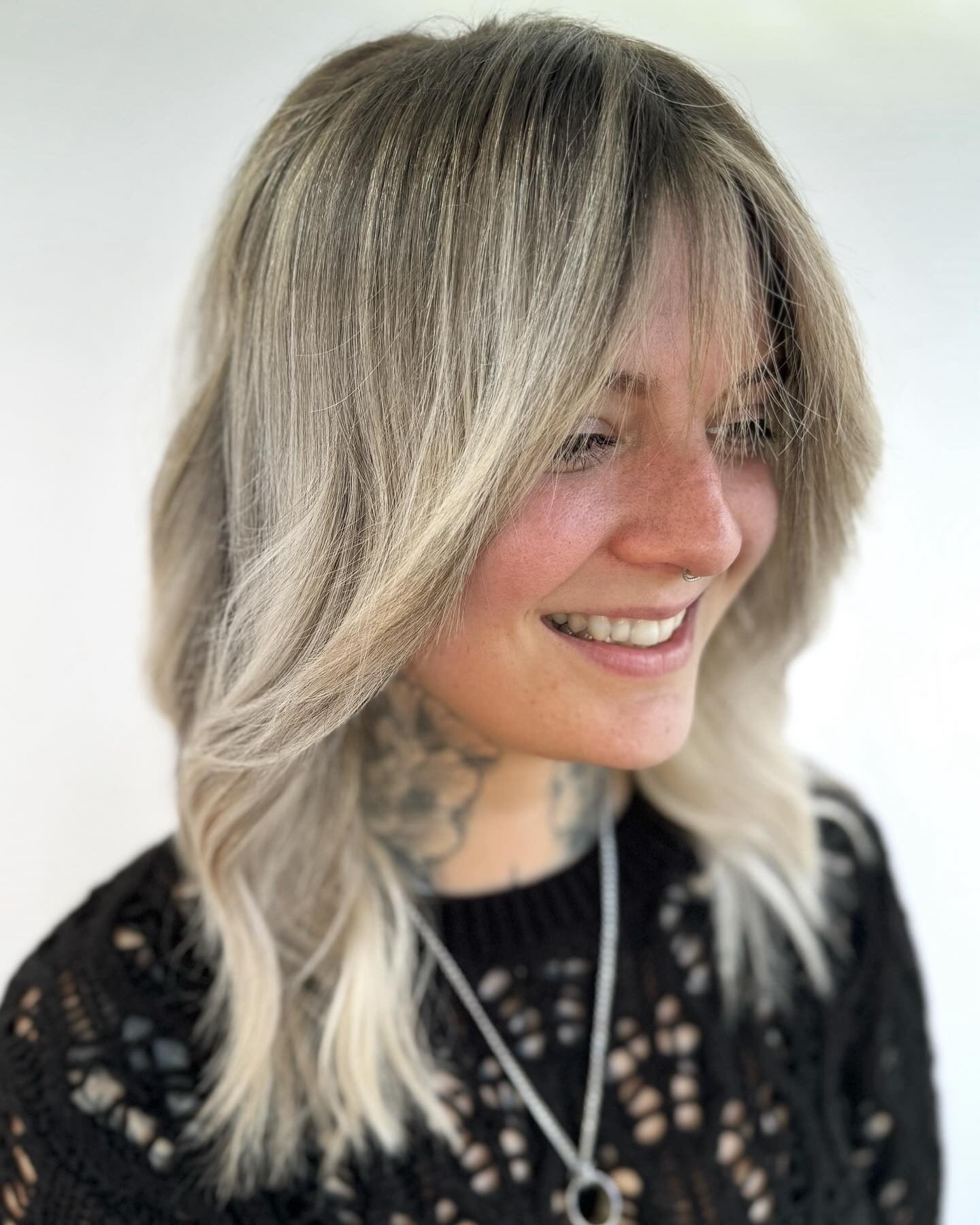 2. Ash Blonde Shag Midi (Midi-Schnitt-Frisuren)