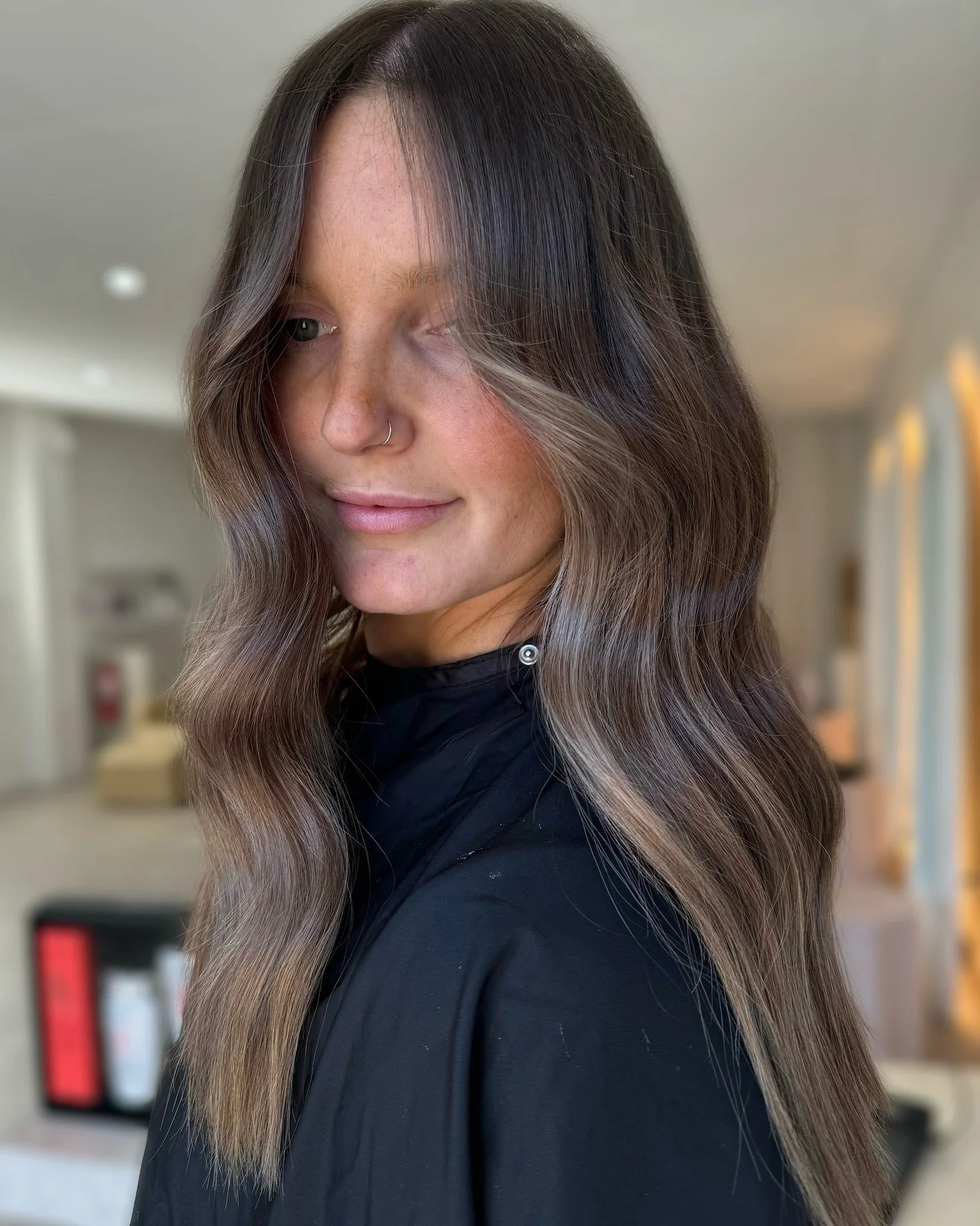 2. Aschbraune geschichtete Wellen mit gesichtsrahmender Helligkeit (braunes Haar mit Highlights)