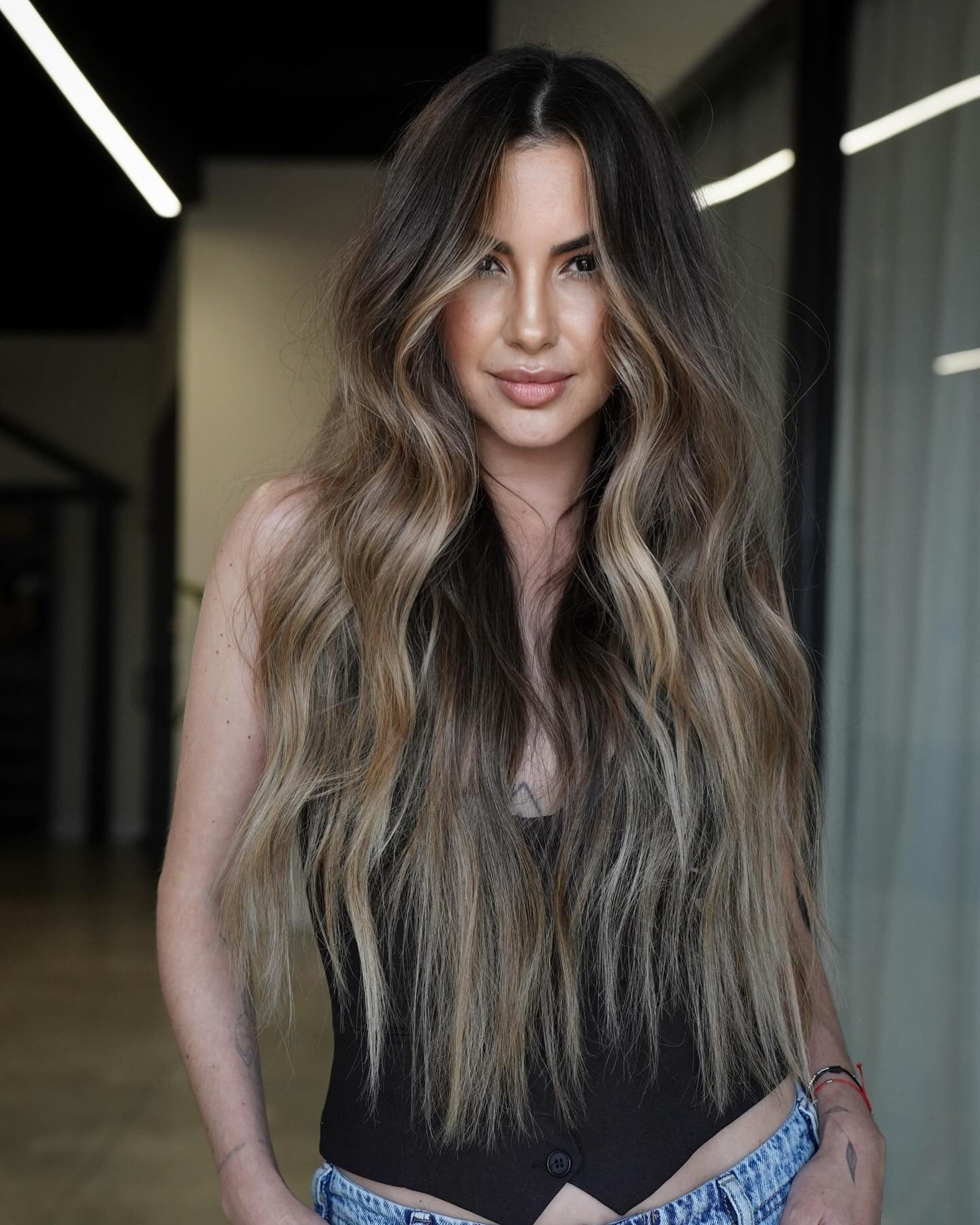 2. Strandblond mit rauchigen Wurzeln (blonde Haare mit dunklen Wurzeln)