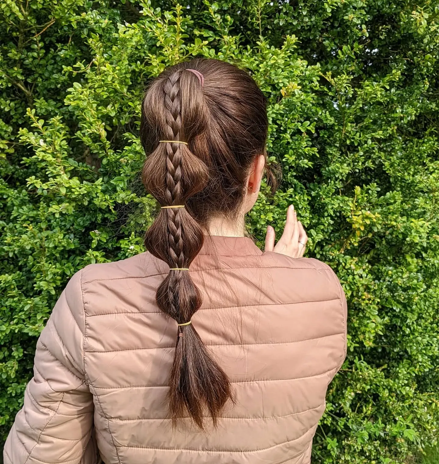 2. Geflochtener Bubble-Pferdeschwanz mit espressobraunem Glanz (Bubble-Pferdeschwanz-Frisuren)