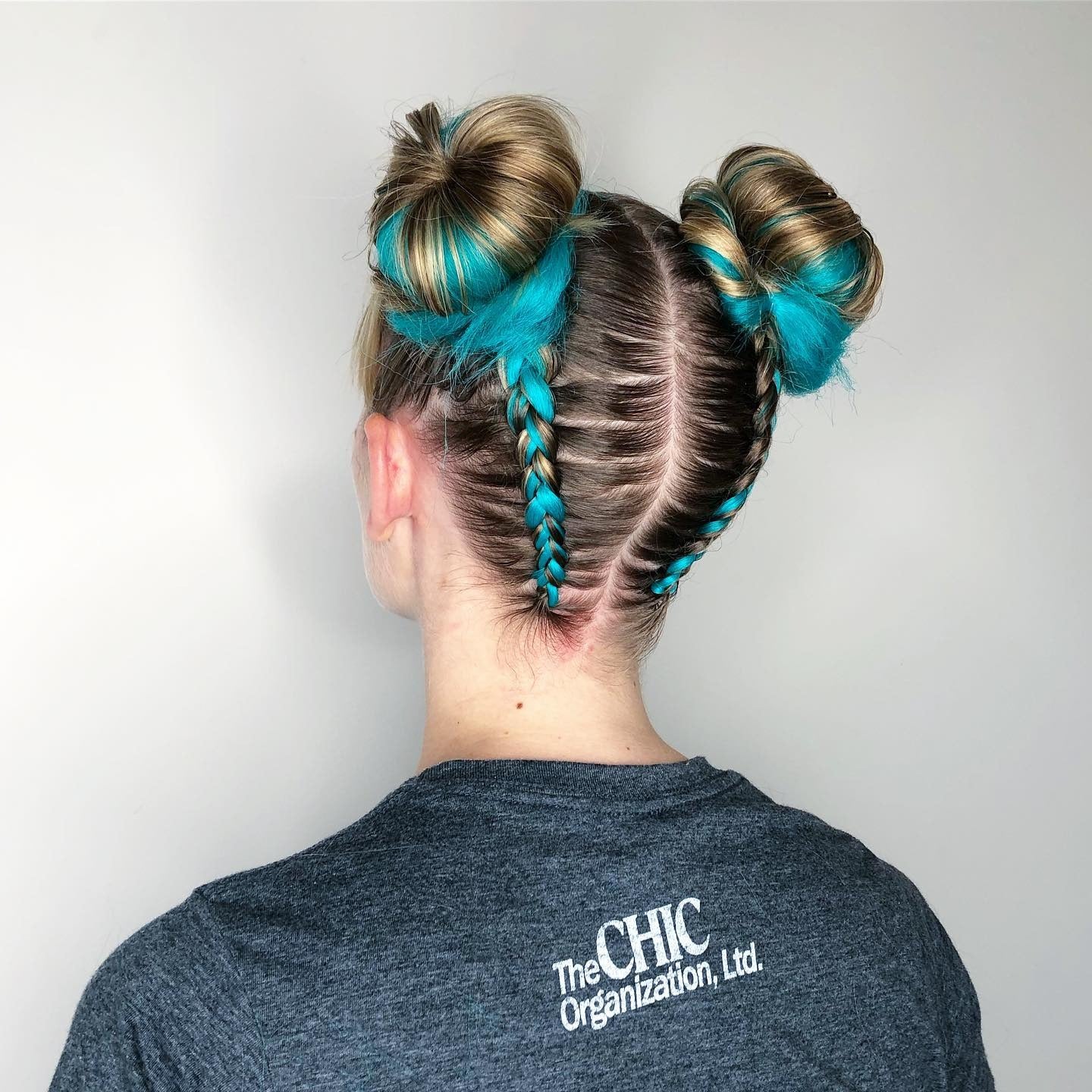 2. geflochtene Neonakzent -Space Buns (Space Buns Frisuren)