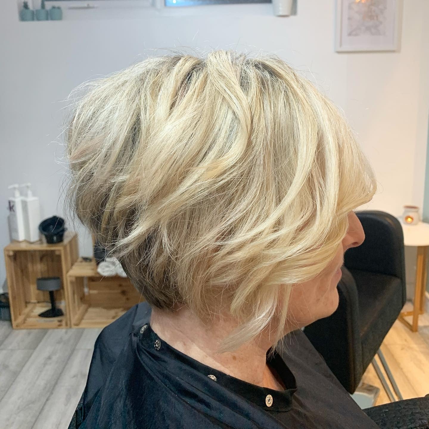 2. Butterblonder, strukturierter Choppy Bob (kurzes, abgehacktes Haar)