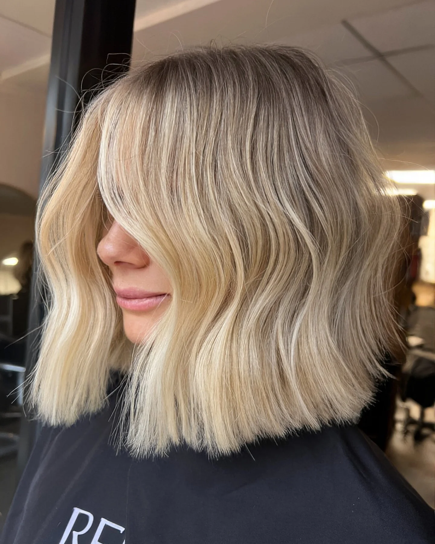 2. Butterblonder Wavy Lob (unordentlicher Haarschnitt für Frauen)