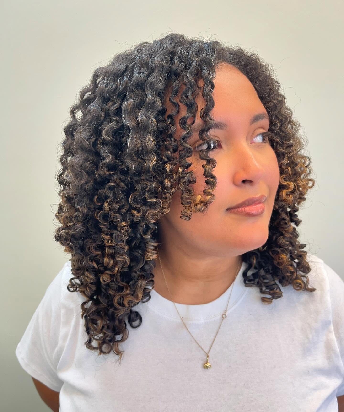 2. Karamell-Spiralschichten (geschichtete lockige Frisuren)