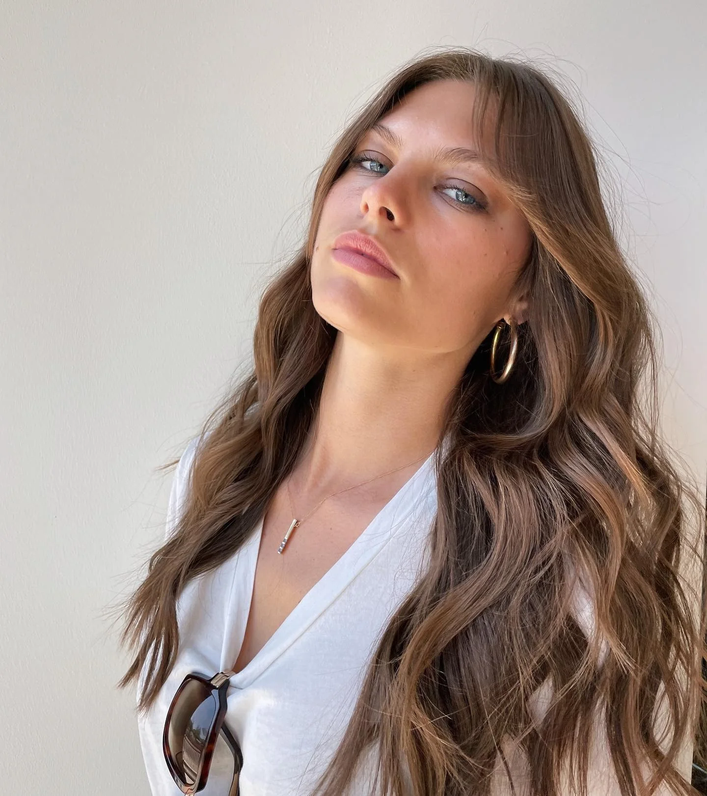 2. Kastanienbraune Schichten mit Curtain Bangs (lange strukturierte Schichten)