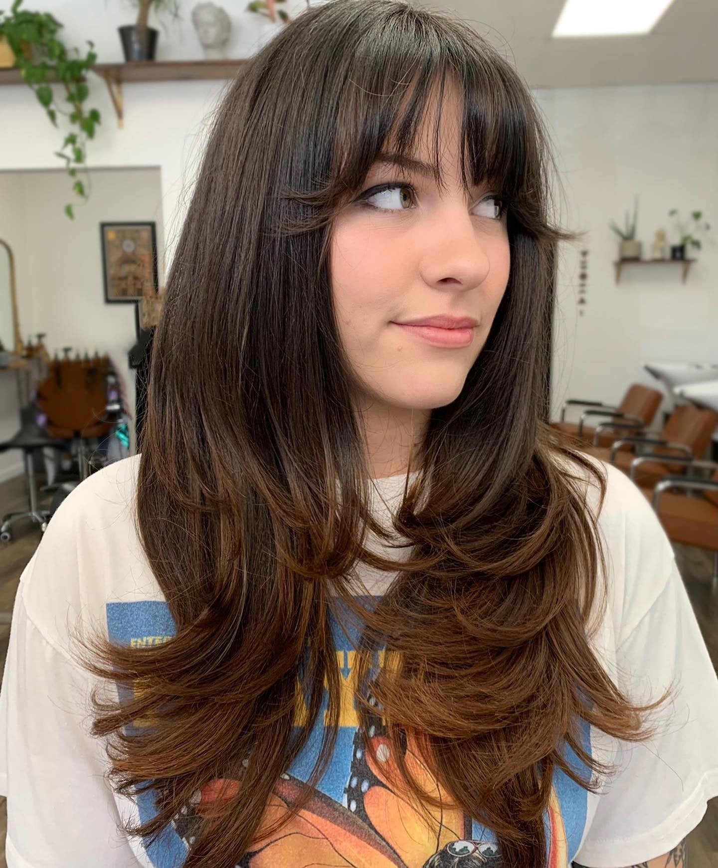 2. Kastanienbraune Schichten mit strukturiertem Wispy Bangs (Wispy Bangs-Frisuren)