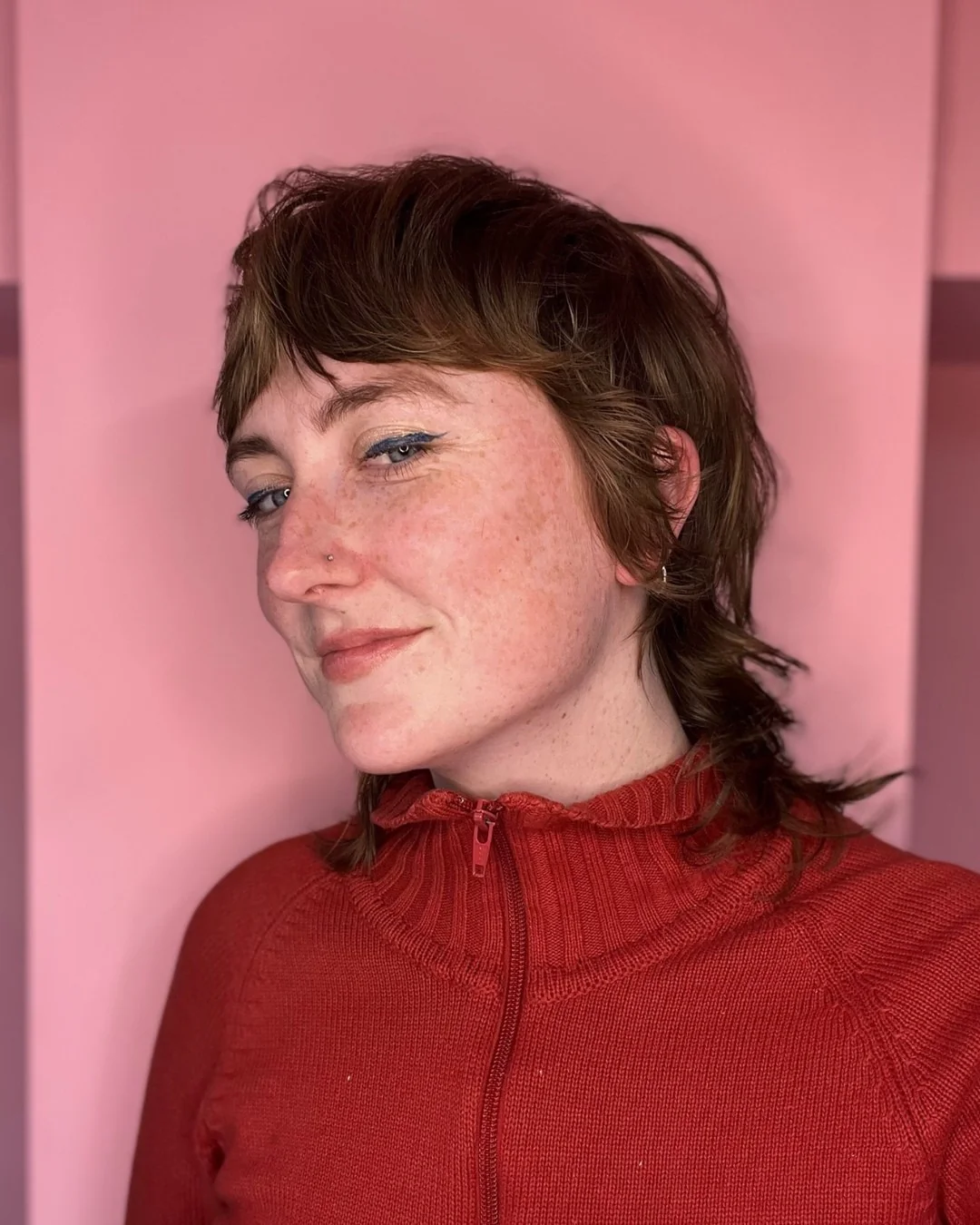 2. Kastanienbrauner Mikromeeräsche mit dezenter Kante (Rasiermesserschnitt-Frisuren)